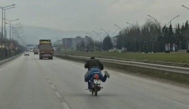 Motosikletle tehlikeli yolculuk kamerada