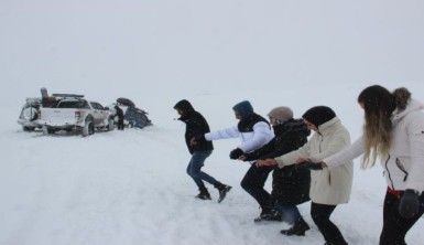 Araçlar kara saplandı, onlar halay çekti