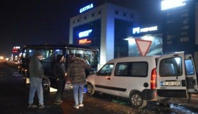 Basın Ekspres'te park halindeki minibüse hafif ticari araç çarptı