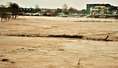 Çanakkale'de çay taştı araçlar sular altında kaldı