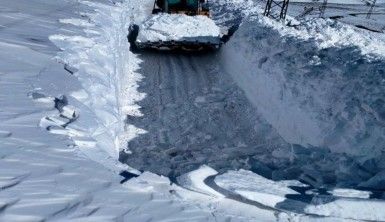 6 metrelik kar tünellerinde zorlu çalışma