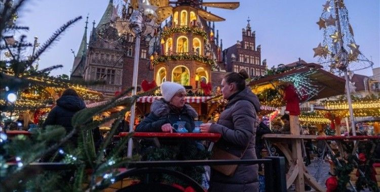 Polonya'da Kovid-19 önlemleri gevşetiliyor