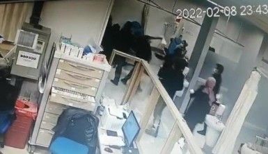 Gözü dönen hasta yakınları 5 hastane personelini darp etti