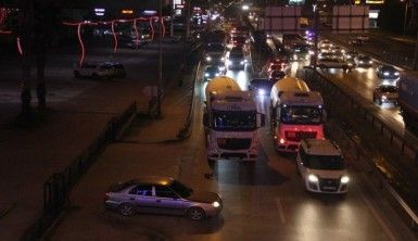 Tır ile otomobil çarpıştı, trafik felç oldu