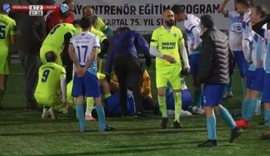 Halı sahada futbol oynarken kalp krizi geçirdi