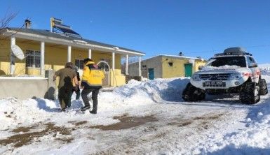 Karlı dağ yollarını aşan sağlık ekipleri, diyaliz hastasını hastaneye ulaştırdı