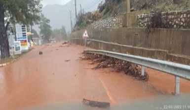 Yollar göle döndü, bazı evleri su bastı