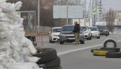 Kiev'de kent meydanına barikatlar kuruldu