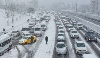 İstanbul'da kar altında kalan araçların zorlu yolculuğu kameralara yansıdı