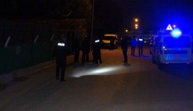 Kendisini polis olarak tanıtan restoran bekçisi 2 kişiyi silahla yaraladı