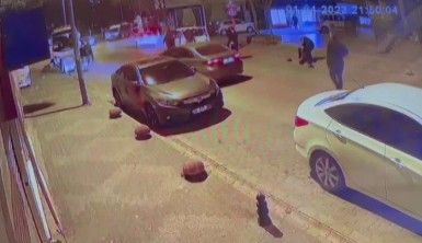 Yolun karşısına geçen yayaya otomobilin çarptığı feci kaza kamerada