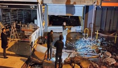 4 katlı kapalı otoparkta yaşanan patlama yangına neden oldu