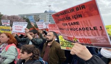 Üniversite öğrencileri, İBB önünde ulaşım zammını protesto etti