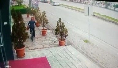 Takım elbiseli şahsın 7 bin TL'lik bisikleti çalma anı kamerada