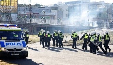 Aşırı sağcıların Kur'an-ı Kerim'i yakması sonrası İsveç karıştı