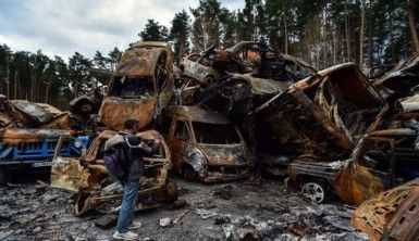 Irpin'de saldırılarda hasar gören araçlar hurdaya çekildi