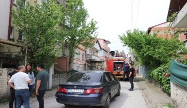 Annesinin haber verdiği polisleri görünce camdan atlayarak kaçmaya çalıştı