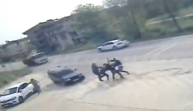 Araçlardan inip tekme tokat birbirlerine girdiler, o anlar kamerada