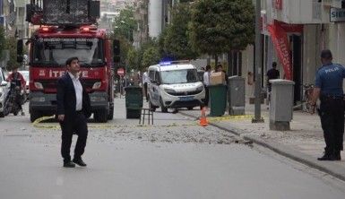 Rüzgarın kopardığı beton parçalarından saniyelerle kurtuldular