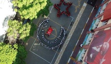 Pendik'te ilkokul öğrencilerinden 19 Mayıs için ay yıldızlı koreografi