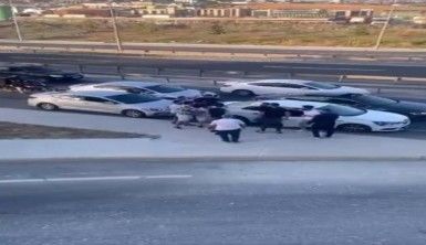 Seyir halindeki aracın önünü kestiler, içindekileri indirip darp ettiler