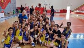 Bağlar Belediyespor'un 12 yaş altı basketbol takımı namağlup Diyarbakır Şampiyonu