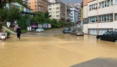 Turuncu alarm verilen Zonguldak'ta yağış sürüyor