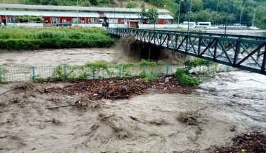 Derelerin taşma riskine karşı iş yerlerinin açılmaması ve alt katta oturanların üst katları çıkması istendi