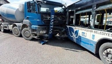 Belediye otobüsü ile beton mikserinin çarpışma anı kamerada