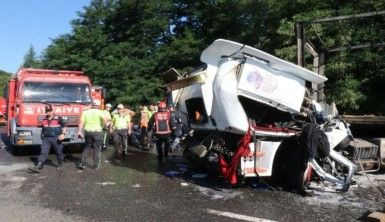 Yanan tırın içinde yaşamını yitiren sürücünün cansız bedeni yaklaşık 2 saat sonra çıkarıldı