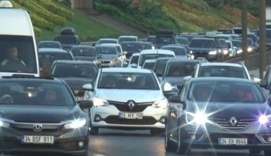 İstanbul'da tatilciler bayrama bir gün kala yola çıktı, trafik durma noktasına geldi