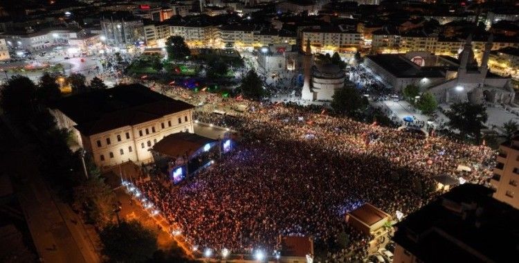 Mustafa Ceceli binlerce hayranına unutulmaz bir akşam yaşattı