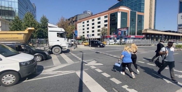 Ünlü futbolcu Mustafa Muhammed’e kaza şoku: Arkadaşı 2 milyonluk cipiyle adama çarptı