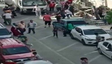 Kadınların kavgasına erkekler de dâhil oldu, ortalık savaş alanına döndü