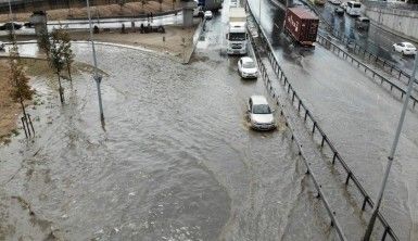 Beylikdüzü'nde yollar göle döndü, trafik durma noktasına geldi