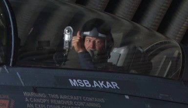 Milli Savunma Bakanı Akar, F-16 kokpitinde