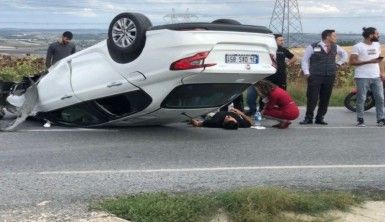 Seyir halindeki otomobilin takla atma anı kamerada