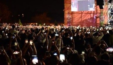 Konserde tekme ve yumruklar havada böyle uçuştu