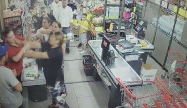 Kadın kasiyere kadından tokatlı saldırı kamerada