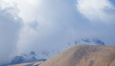 Erciyes'e mevsimin ilk karı yağdı