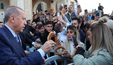 Cumhurbaşkanı Erdoğan, Taksim'de vatandaşlara simit dağıttı