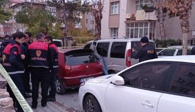 İki otomobilin arasında sıkışarak hayatını kaybetti