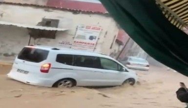 İzmir'i yine sağanak vurdu