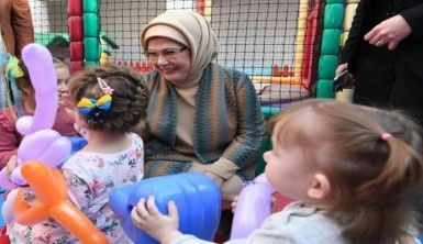 Emine Erdoğan, Ukrayna'dan Türkiye'ye getirilen yetim çocuklarla buluştu