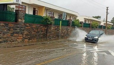 Sağanak sokakları göle çevirdi, evleri su bastı