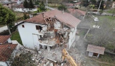 Tramvay ile otobüsün çarpıştığı kaza böyle görüntülendi