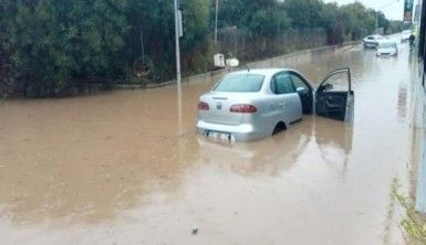 İzmir'i sağanak vurdu, Araçlar suya gömüldü