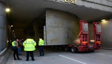 Tırın taşıdığı platform tünele sıkıştı, D-100 Ankara istikameti trafiğe kapandı