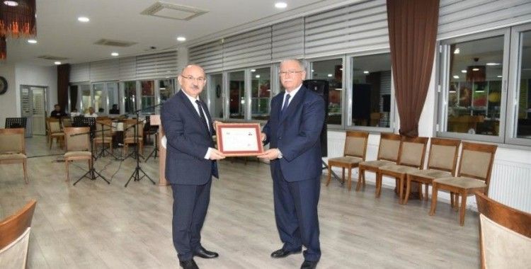 Emekliye ayrılan vali yardımcısı ve kaymakamlara plaket