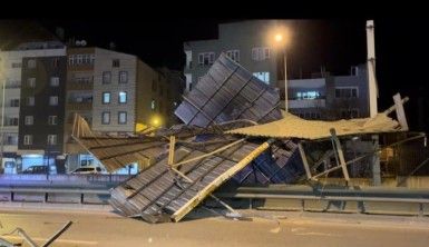 Bursa'da şiddetli lodos 3 katlı binanın çatısı uçurdu, metro seferleri iptal oldu